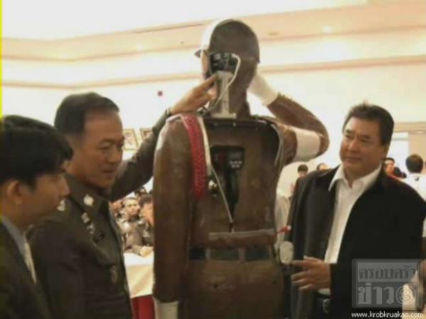 เดี๋ยวนี้ จ่าเฉย แฟชั่นจ๋า ใส่บิ๊กอาย ด้วยล่ะ